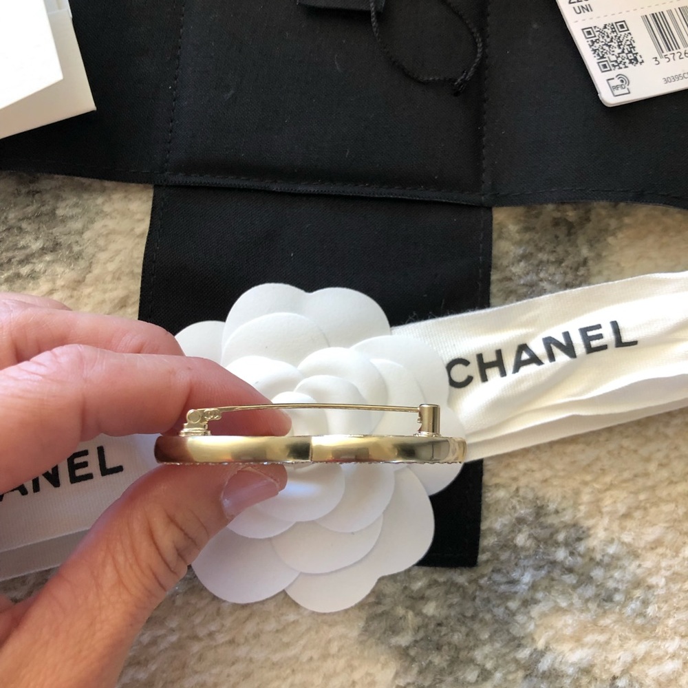 ❌SOLD❌CHANEL 21B Gold & Crystal XLarge Brooch NEW - Picture 8 of 17